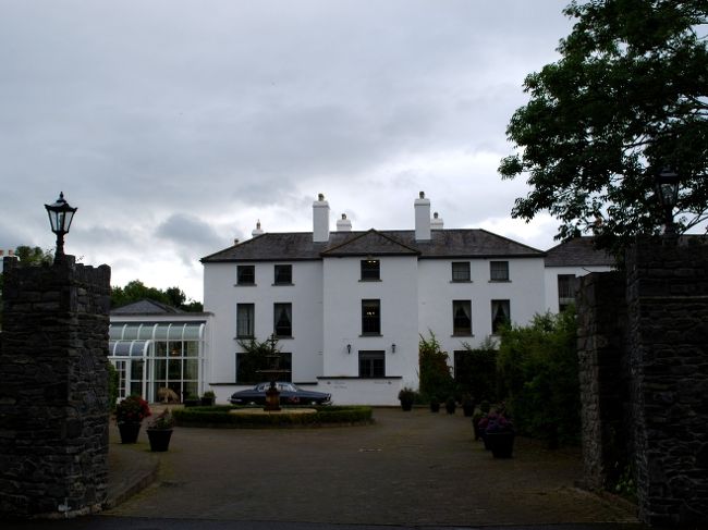 バーバーズタウン・キャッスル。門の外から見た本館です。