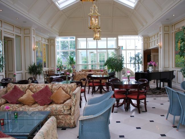 日が降り注ぐサロン。