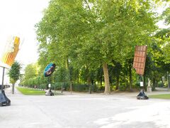 ブリュッセル公園を散歩していると、妙なオブジェが至る所にありました。

ビールにムール貝にチョコレート？？？

ベルギー人が好きなBEST3ですかね。。。