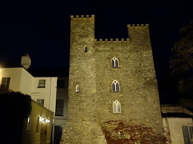 外に出たら、もう真っ暗。<br /><br />この塔の中で食事をしていたのでした。