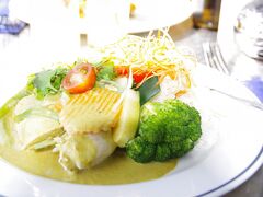 お昼は、最上階にあるレストラン「mim」へ。

グリーンカレーを食べました。

ここでハプニングがっ！！！！
屋外で皆食べていたのですが、とっても風が強く、なんと！！パラソルが飛ばされ、建物の外に飛んで行きました！

通行人に当たったりしなかったでしょうかね・・・(汗)

その後、店員さんはこぞってパラソルをしまいだしたので、日蔭のはずが日なたに・・・

結構暑かったので、早々に引きあげました(笑)

------------------------
◆グリーンカレー 15ユーロ(予約はしませんでした)

◆参考サイト
メニュー：http://www.restomim.com/mim/fr/carte.php
AllAbout：http://allabout.co.jp/gm/gc/19267/4/