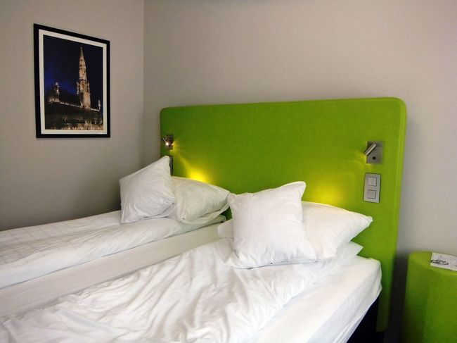 部屋もグリーンですよ！<br />はて、ツインベッドと覚えていたのですが…ツインはツインでも、くっついたツインだったのかしらん？