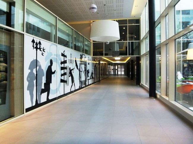 ホテルが案外、ややこしい造りで…さて、どのエレベータで部屋にたどり着くか？間違えそうになります。これって、間違えないように目印にしている模様なのかしらん？<br /><br />エレベータも曲者で、乗ってもルームキーを挿入しないと降りることができません…別の階にも行けません。二人に一つのキーで、レディさんとお店を見た後　先にレディさんが部屋に戻り、私は後で一人で乗ったのでフロントに戻って、ルームナンバーと名前を言ってスペアキーをもらいました。でも、部屋を開けることはできませんでした…<br />ものすごいセキュリティですよ！