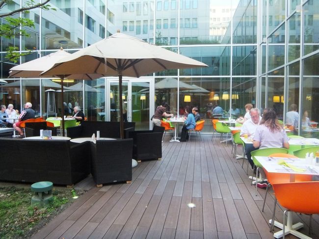 中庭で食事ができます。