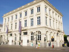 マグリット美術館へ。

インターネットのサイトから予約して行きました。
おかげで、チケットを買うのに並ばずにスイスイ。(思ったほど並んではいませんでしたが)

バッグはやっぱりクロークへ預けます。
ここは写真撮影禁止です。

------------------------
◆マグリット美術館入場料 8ユーロ

　オンライン予約チケットサイト
　http://onlineticketing.fine-arts-museum.be/tickets.aspx?&lang=EN
　日本で予約して、印刷たものを持って行きました。