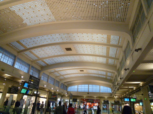 では地上ホームへ上がります。<br /><br />開放感のあるドーム天井。