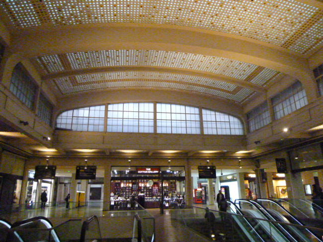 パリの地下鉄はエスカレーターがとても少なく、階段ばかりでキツイのですが、このようなターミナル駅には当然エスカレーター完備です。