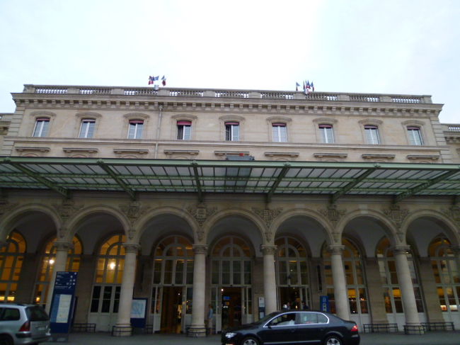 では外に出て正面ファサード見物です。<br /><br />駅と言うより高級ホテルのような出で立ちに見えます。