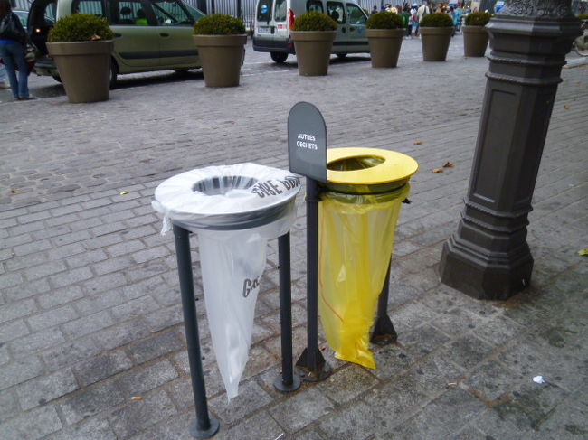 で、パリの街角にはおなじみのゴミ箱です。