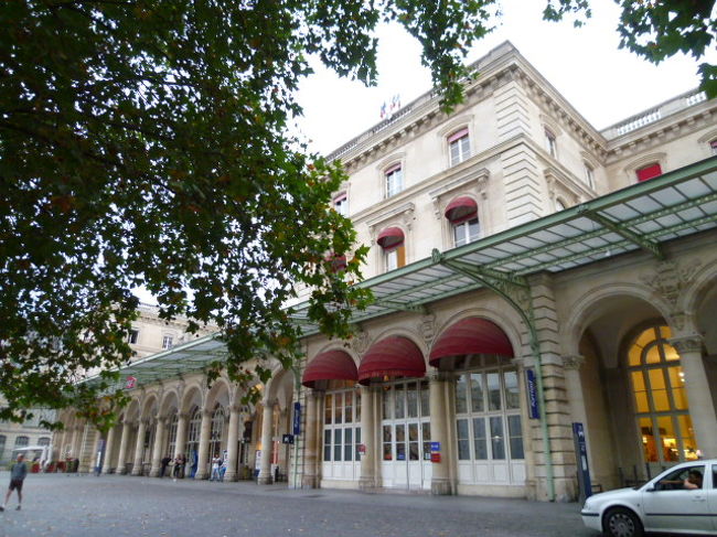 東駅にはレストランもあってなかなか雰囲気いいですね。<br />まだ早いから営業してない模様。