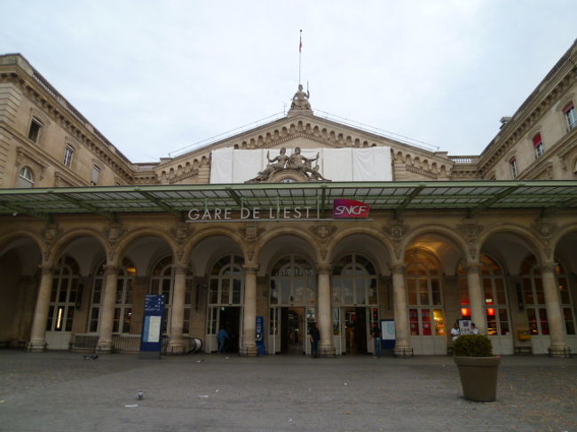 駅正面です。<br /><br />ちょっと改装中の覆いが邪魔ですが。