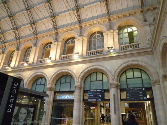 天井が高くて広々した感じですね。<br /><br />ビジネス客が行き交う構内です。