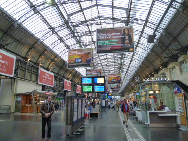 フランス語読めないのでわかりませんが、いろんな広告がありました。