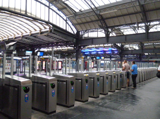 自動改札機がずらり。<br />これは壮観。<br /><br />通過している人はほとんどいませんが。