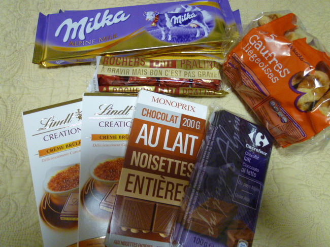 今回のおみやげ。パリも30度近くまで上がる日が多く、チョコレート買うとちょっと心配かもしれません。<br />でもお土産に1番喜ばれるのはやはりチョコレートなので結構買いました。<br />板チョコは2ユーロ前後。<br />上の巨大ミルカチョコは3枚で9.4ユーロ（これは空港免税店で）<br /><br />ギャラリー・ラファイエットのラファイエットグルメと呼ばれる食品売りがばお菓子やらお土産向きのものがたくさんあって観光客大喜び。<br />お宿から近かったこともあり、3回くらい買い物行きました。