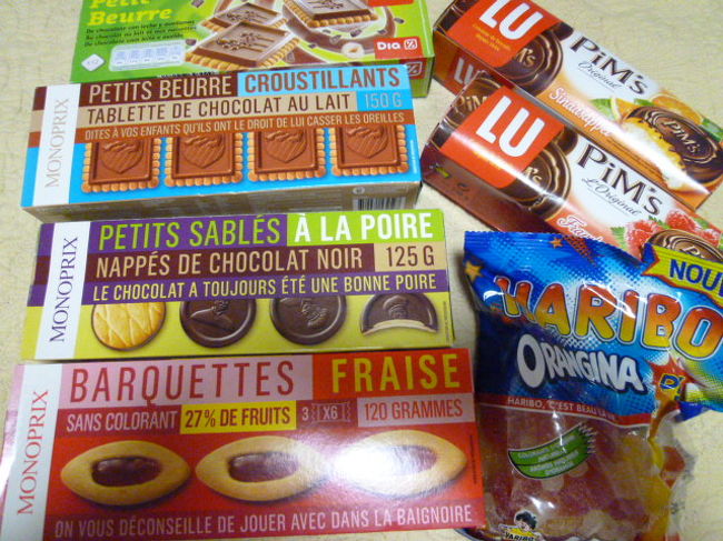パリに点在するモノプリというやや高級なスーパーでクッキーなどまとめ買い。<br />1.5-2ユーロ位です。