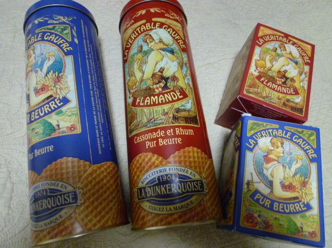 お土産にウケそうなフランスらしいパッケージのクッキー。<br />大きいサイズが6ユーロ位。小さい箱は2.5ユーロ位。<br /><br />ギャラリーラファイエットのラファイエット・グルメにて購入。<br />これはかなりウケました。オススメ。