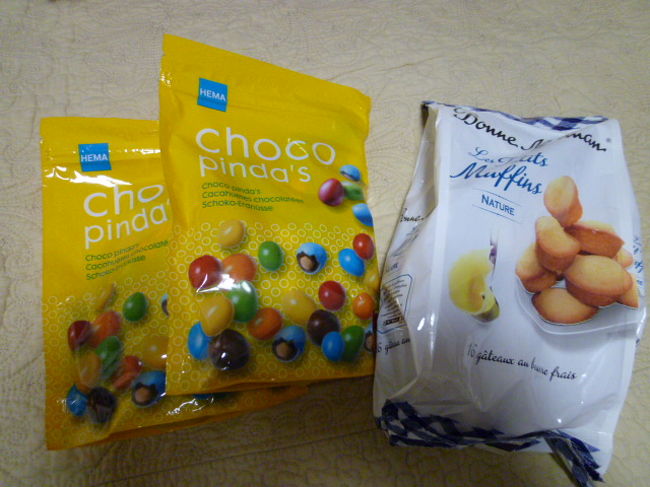 暑くても安心なお菓子もたくさん買いました。<br /><br />左の黄色いマーブルチョコはたくさん入ってお得な1.25ユーロ。<br />右はマフィンで2.5ユーロ位。
