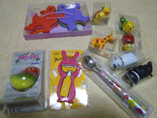 個人的に1番の収穫だと思っているピローヌの雑貨。<br />もっともっと欲しいものがたくさん並んでいたのですが、かさばる、実用性がいまいち、ということであきらめてこれだけにしました。<br /><br />上の赤・紫は組み合わせ式の鍋敷き、他にメモ立て、派手なスプーン、栓抜き、かわいい小鳥のおもちゃ。<br /><br />ルーブル美術館のとなりのルーブル・カルーセルで購入。