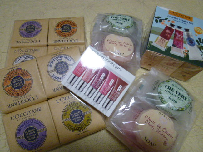 女性向けばらまきみやげの定番ロクシタン。<br />そもそもフランスの会社ですから絶対フランスでは安いはず、と思いましたがそれほど日本と変わらなかったような気がしなくもないです。<br />ルーブル・カルーセルにて購入、日曜日も開いてます！<br /><br />ばらまき用に石鹸まとめ買い。<br />ANAの機内販売でハンドクリームセットとクリニークのグロスセットも。