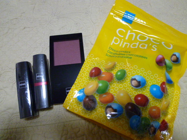 フランス国鉄サンラザール駅や北駅構内に入店しているオランダのお店HEMAで買った化粧品。3ユーロ前後でお手頃だし、においもなくて安心な感じです。<br /><br />黄色い袋のマーブルチョコもまとめ買いです。