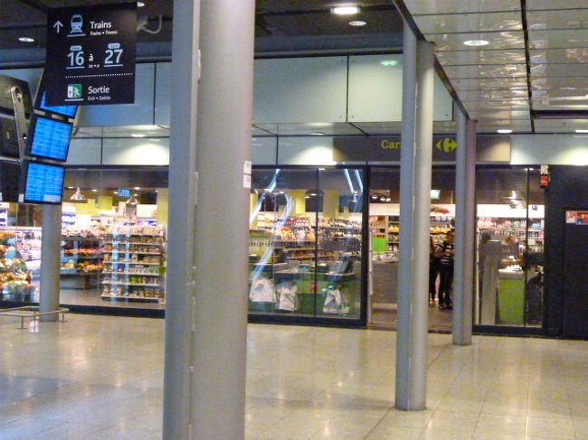 開放的、ぐるっと吹き抜けを取り囲むお店はなかなかの充実ぶりです。<br /><br />こちらはスーパーのカルフール。日本から撤退してしまいましたね。<br />カルフールはやや安めの値段設定。