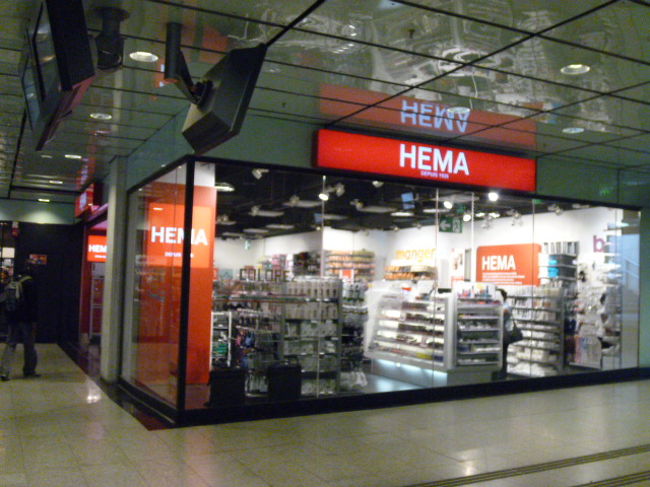 HEMAはこんな看板です。オランダ資本の雑貨ショップ。<br /><br />チョコやクッキー、キャンディーのような食べ物も結構売ってます。<br />化粧グッズや日用品も結構売ってます。<br />お値段はどれも安め。