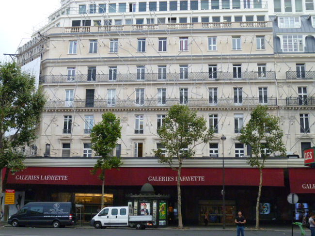 では観光客、とくに日本人観光客御用達のギャラリーラファイエットです。<br /><br />大きな店舗が3カ所？あるようなのでご注意を。