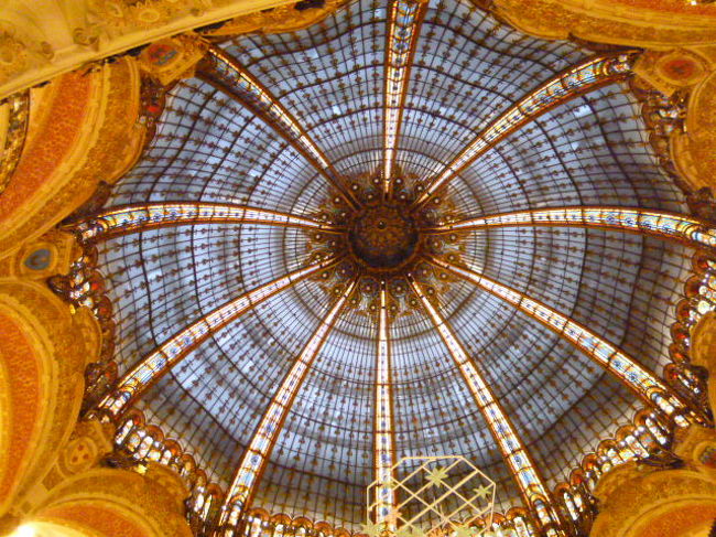 ギャラリー・ラファイエット本館には大きなドーム天井。<br />有名です。<br />さすがに大きくて見事です。