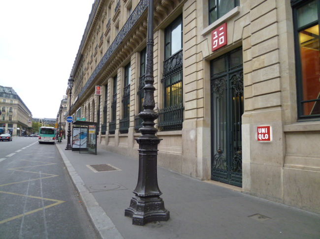 ではパリ街中のショップの写真です。<br /><br />ユニクロがんばってます。オペラ座の裏に結構な規模の落ち着いた店舗を展開してました。<br /><br />こちらはシャルルドゴール空港とオペラ座を結ぶロワシーバス乗り場のすぐぞば。