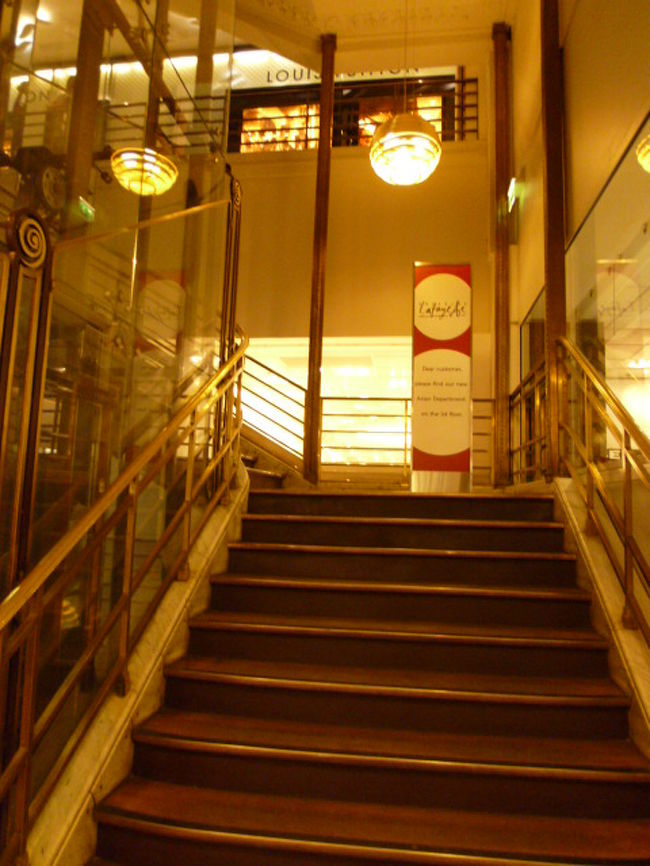 階段もなんか洗練された雰囲気かも。