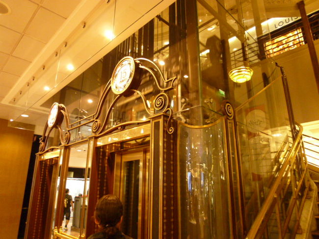 エレベーターです。<br /><br />しかし、こちらの高級デパートは最近破竹の勢いで突撃する中国人観光客のみなさんに占拠されているので、お買い物しづらいかもしれません。<br /><br />ラファイエットグルメは普通の混雑ぶりなのでオススメです。