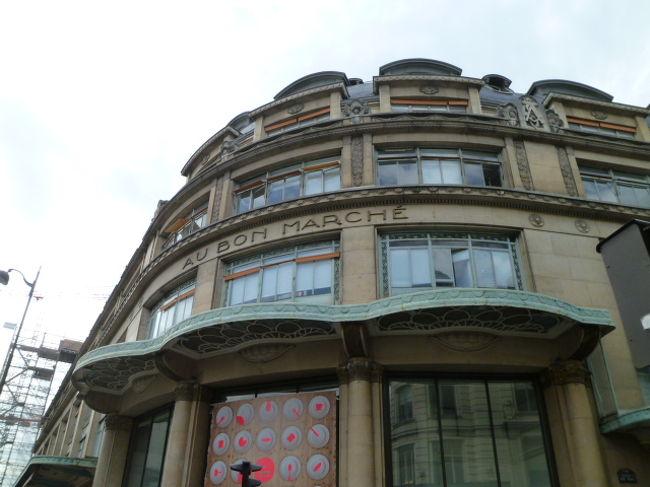 世界初のデパート　ボン・マルシェ。<br />日本で言うと銀座・和光のような感じ？規模は小さめで上品な感じ。<br />観光客は少ないと思われ、地元のお金持ち、高齢者が主な顧客かと思われます。