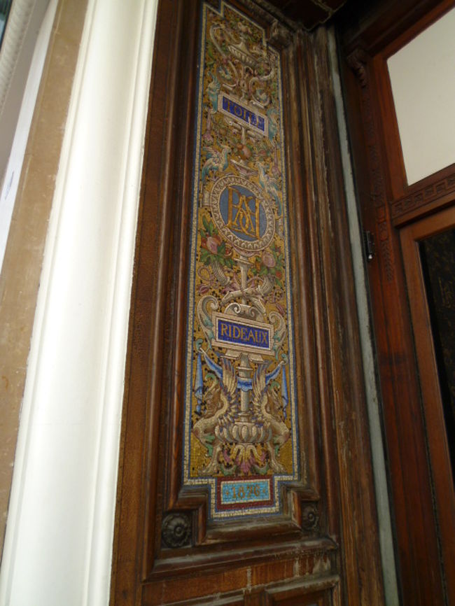 ボン・マルシェの入り口に凝った壁紙。<br />伝統を感じます。<br /><br />1階が食品売り場なので覗いてみました。お総菜もおいしそうなお菓子もたくさん並んでいました。