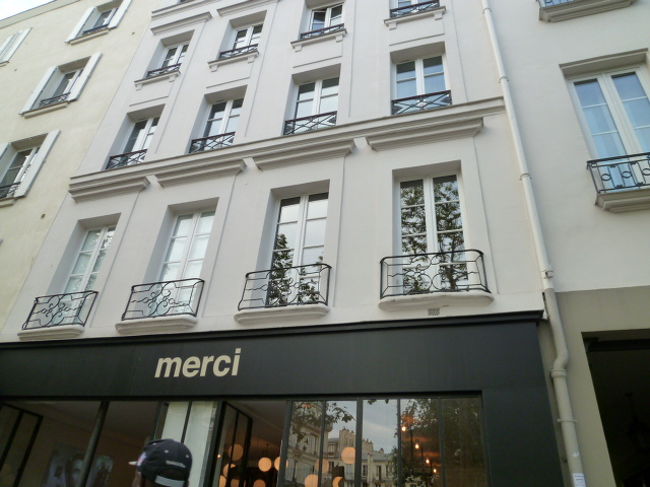 大分前ですが新宿伊勢丹の1階イベントスペースで人だかりが出来ていたパリのセレクトショップ「merci」<br />こちらが本家です。<br /><br />全体としては無印良品の品揃えに少し似ている印象ですが、さらにざっくりした感じで、陳列の仕方がしゃれてました。