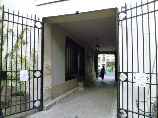 普通の建物が並んでいて、このような門をてくてく入っていくとお店到着。<br /><br />こちらが有名店と気づくのは難しいかもしれないです。