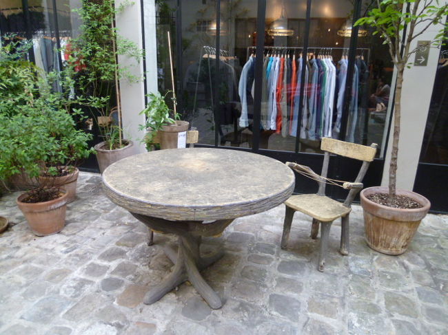 中庭は素朴な感じ。カフェもあるそうです。