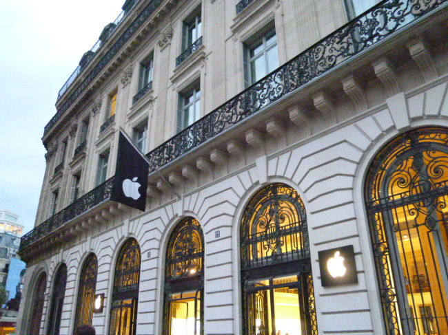 オペラ座近くのアップルストア。<br /><br />ヨーロッパらしい店構えです。