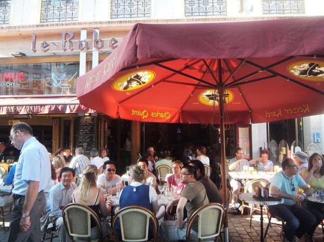 文字通りの”花金”、グランプラスに近づくと人、人、人…