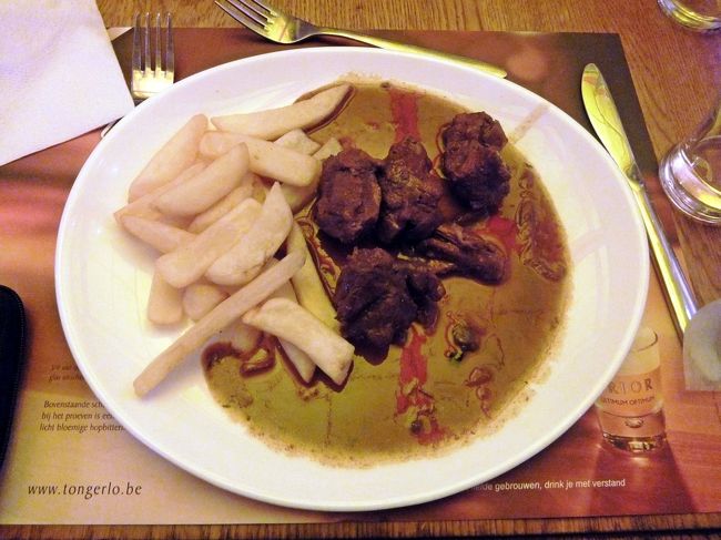 とにかく、暑い！熱い？<br />店の中は団体客でいっぱいで、クーラーはないし　扇風機も首振りができず、みんな食欲不振…<br />「カルボナード・フラマンド」って旅のしおりに書いてありました。<br />この時の食事が、一番苦しかったです……<br />デザートはワッフルでした。味は、あんまりなかったですよ。私は、あの有名なワッフルの匂いが苦手で（余りにも強烈なので）味がない方が、却っていいです。<br />（甘いメロンより、真桑瓜の方が好きなのと同じ感覚かな〜）