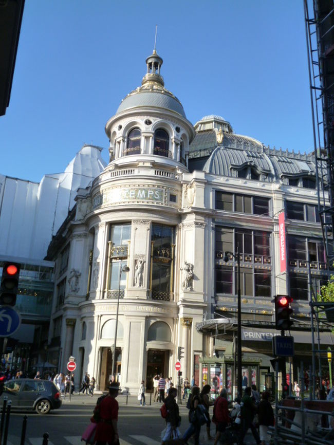 こちらも高級デパートのプランタン。<br /><br />ギャラリー・ラファイエットのお隣です。