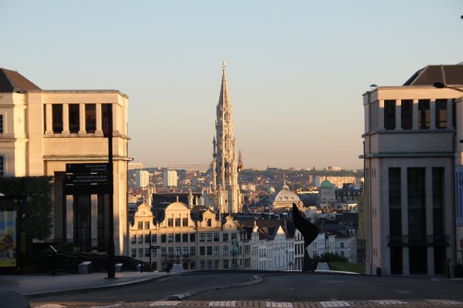 朝日を浴びているのは、グランプラスの市庁舎の鐘楼です。<br /><br />ここはアルベルティ―ヌ広場、ロワイヤル広場と隣り合わせ。