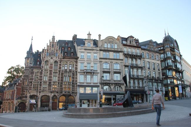 アルベルティーヌ広場<br />右端にある一番高い建物は、アールヌーヴォー様式で有名な楽器博物館<br />ひと塊にたたずむ建物群が面白い。