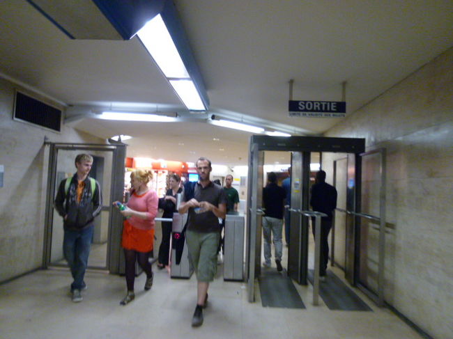 改札口は小さいですね〜