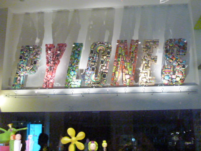 日本にも進出しているカラフルフランス雑貨の店ピローヌ。<br /><br />大人、子供で大混雑。<br /><br />日本語ペラペライケメンフランス人店員さんがいました。