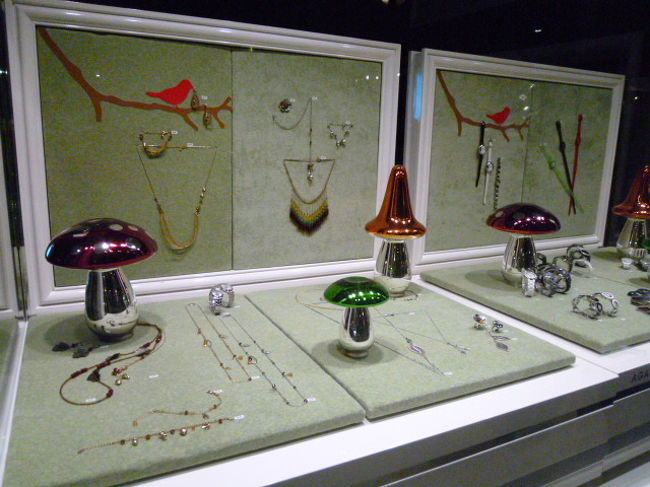 かわいいアクセサリーがずらっと並ぶアガタ。<br />こちらも日本人に人気もブランドです。