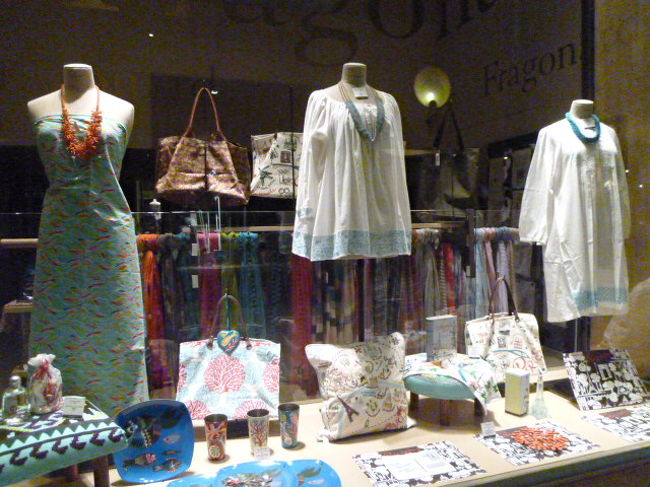 一見洋服屋さんのようですが、香水の老舗のフラゴナールです。<br /><br />香水よりもバックや雑貨類が多かった。