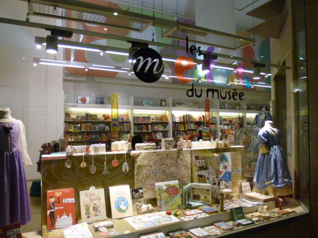 ルーブル美術館のミュージアムショップが幾つかありますが、こちらは子供向けでカラフルな品揃えです。