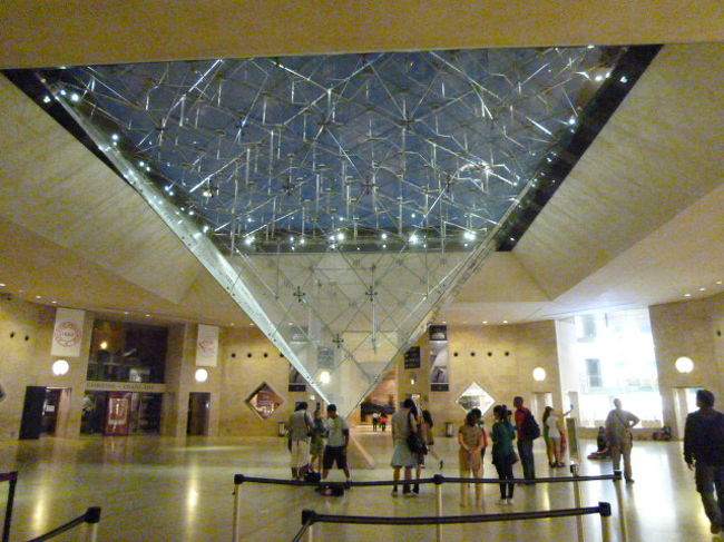 基本的にはルーブルではこの逆さピラミッドを頼りにすれば大丈夫ですね。<br /><br />ルーブル美術館はとにかく広いので鑑賞していると疲れる。気分転換にショッピングもいいと思います。