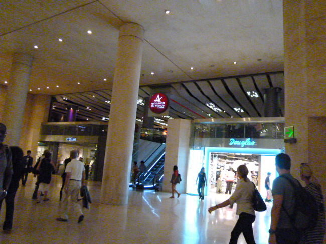 ルーブル・カルーセルにはフードコートもあります。<br />真ん中の赤いマークがフードコートのマークです。<br /><br />マクドナルドやスペイン料理、イタリア料理などカジュアルなレストランが上層階に並んでいました。<br /><br />賑やかでカジュアルな感じ。